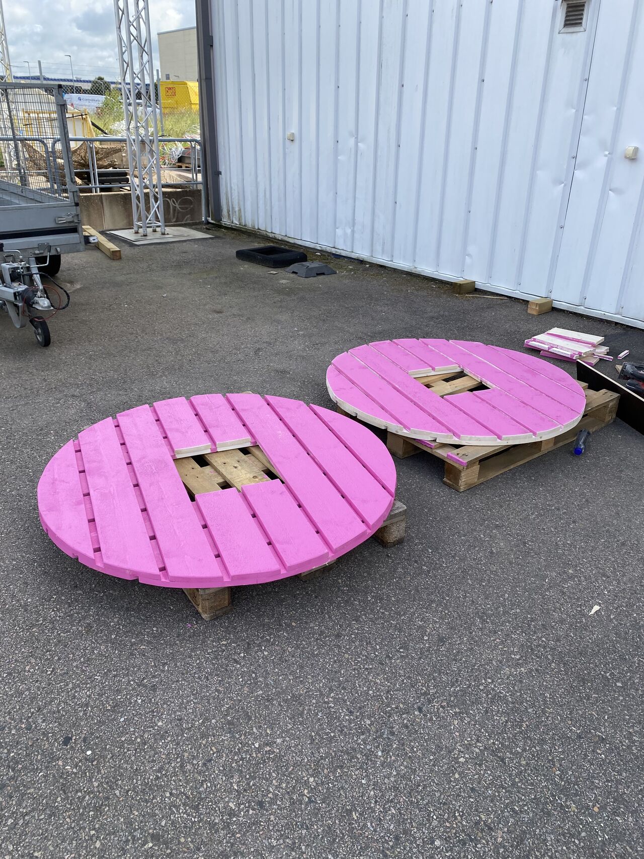Runda snickerier målade i rosa.