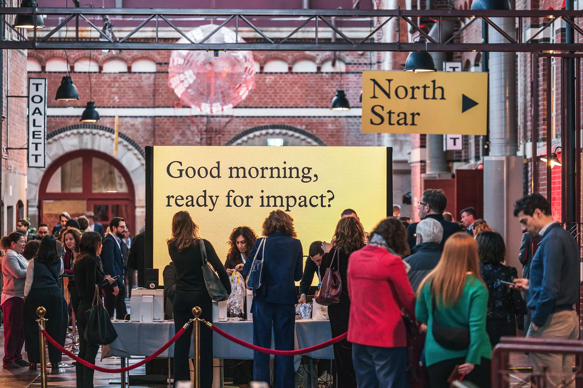 En folksamling som står i kö för att få en goodiebag inför eventet Impact Week på Slagthuset i Malmö.